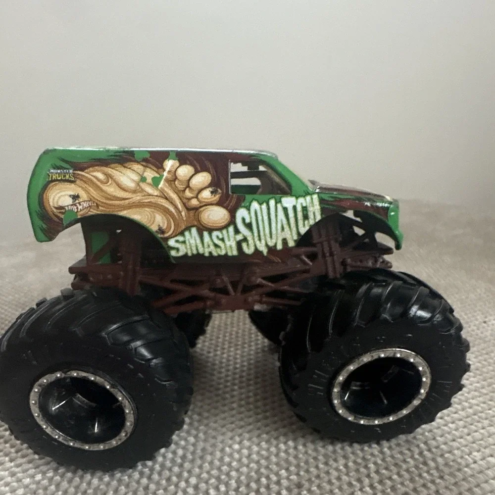 Hot Wheels Monster Jam Smash-Squatch Monster Truck 1:64 Diecast Green